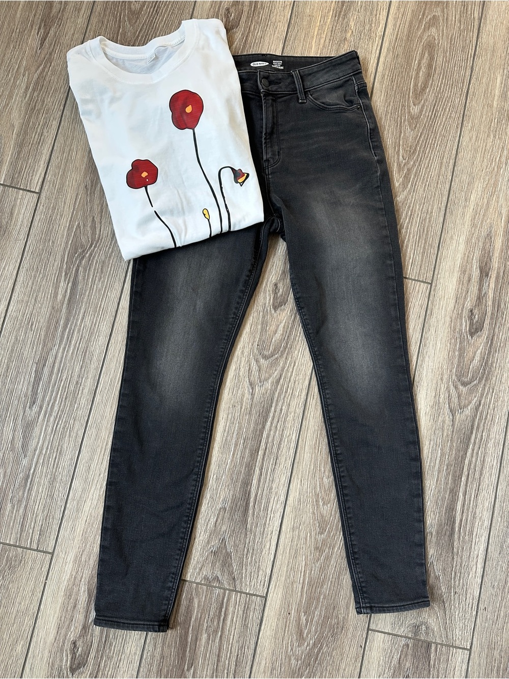 Old Navy Women's Black Stone Washed Rockstar High-Rise Super Skinny Jeans + Tee
